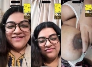 Desi Sex mms of Girl Fingering Shows big Boobs on VC